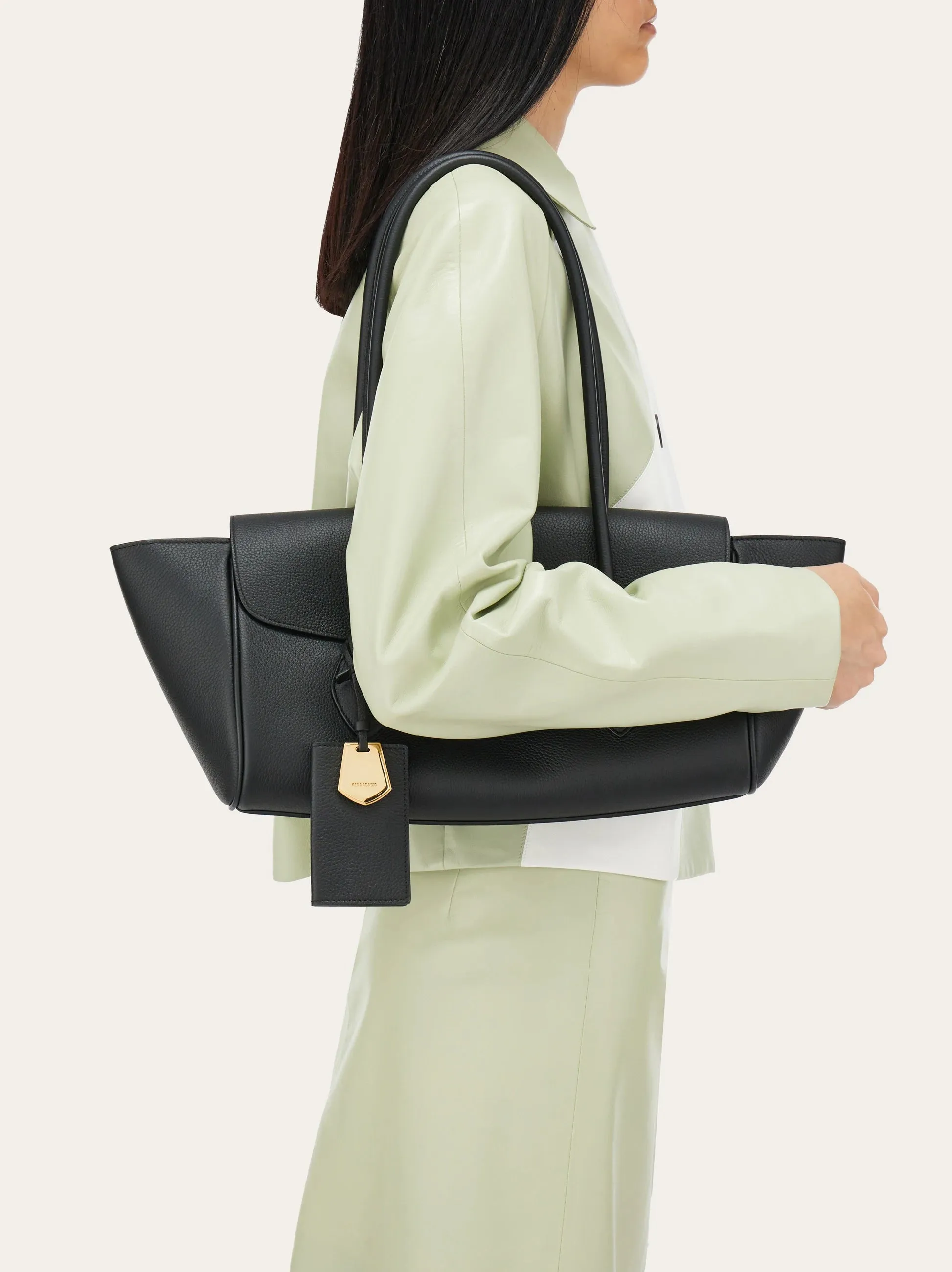 East-West Tote Bag in Black (M)