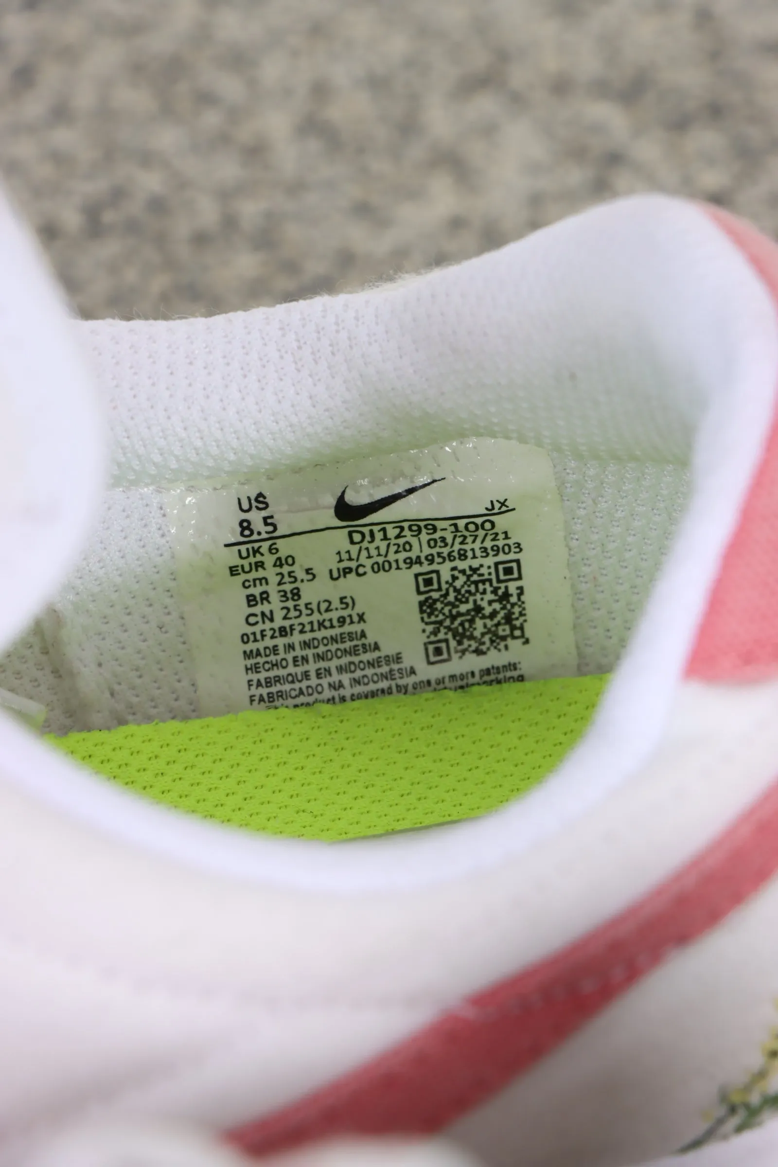 NIKE Daybreak SE 'Catechu' White & Pink Sneakers (8.5)