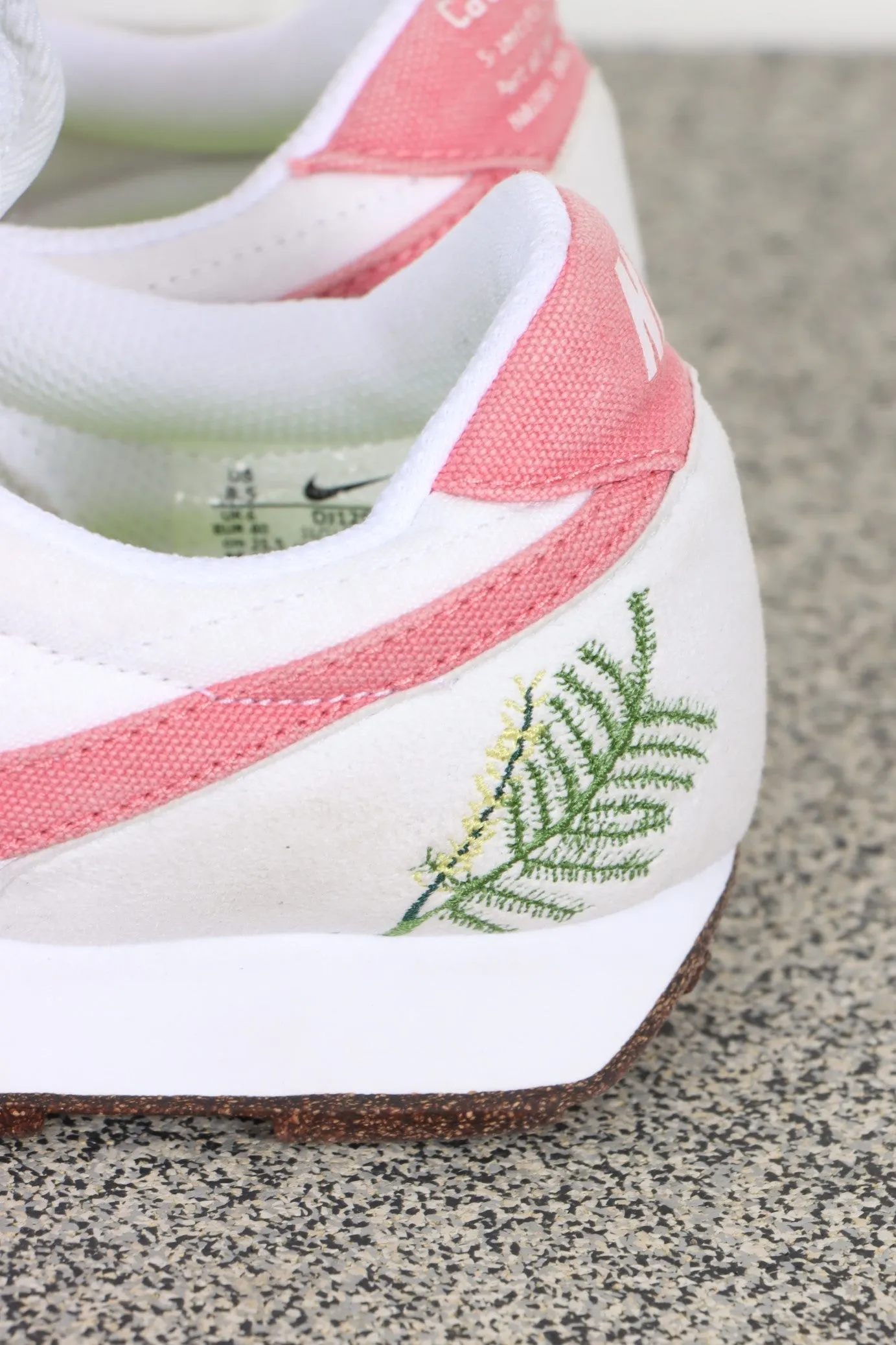 NIKE Daybreak SE 'Catechu' White & Pink Sneakers (8.5)