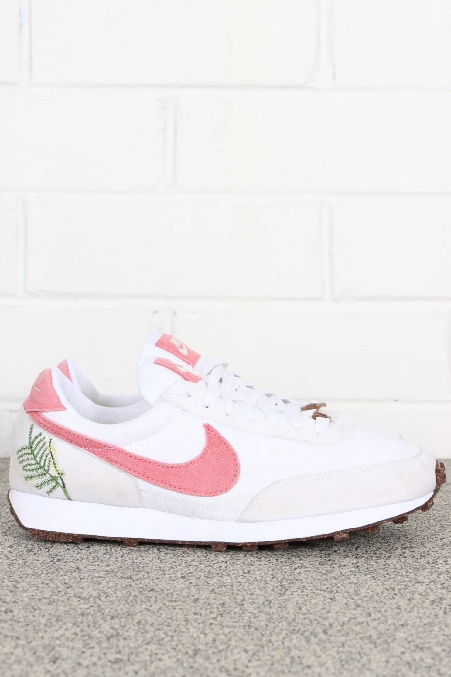 NIKE Daybreak SE 'Catechu' White & Pink Sneakers (8.5)