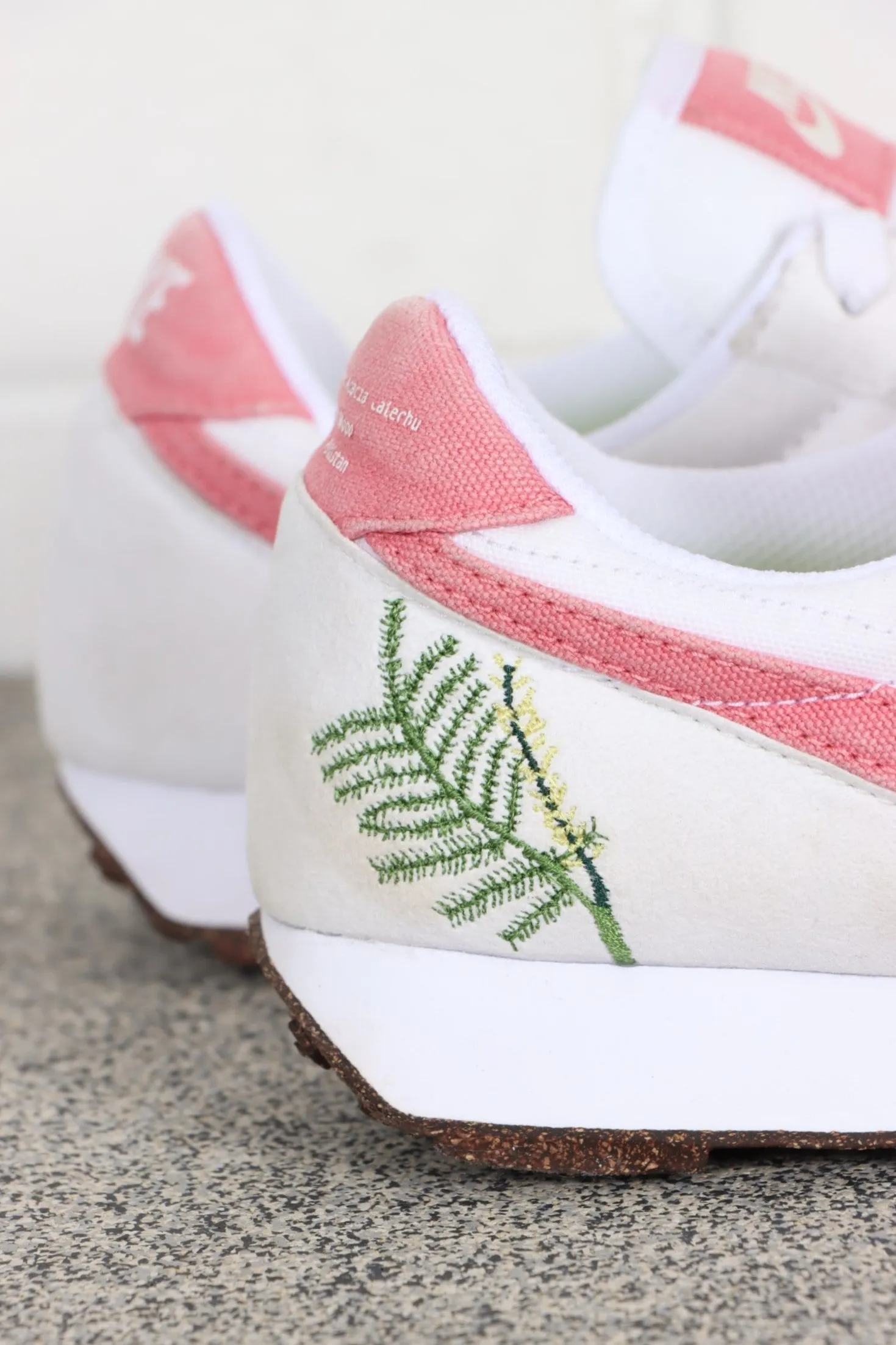 NIKE Daybreak SE 'Catechu' White & Pink Sneakers (8.5)