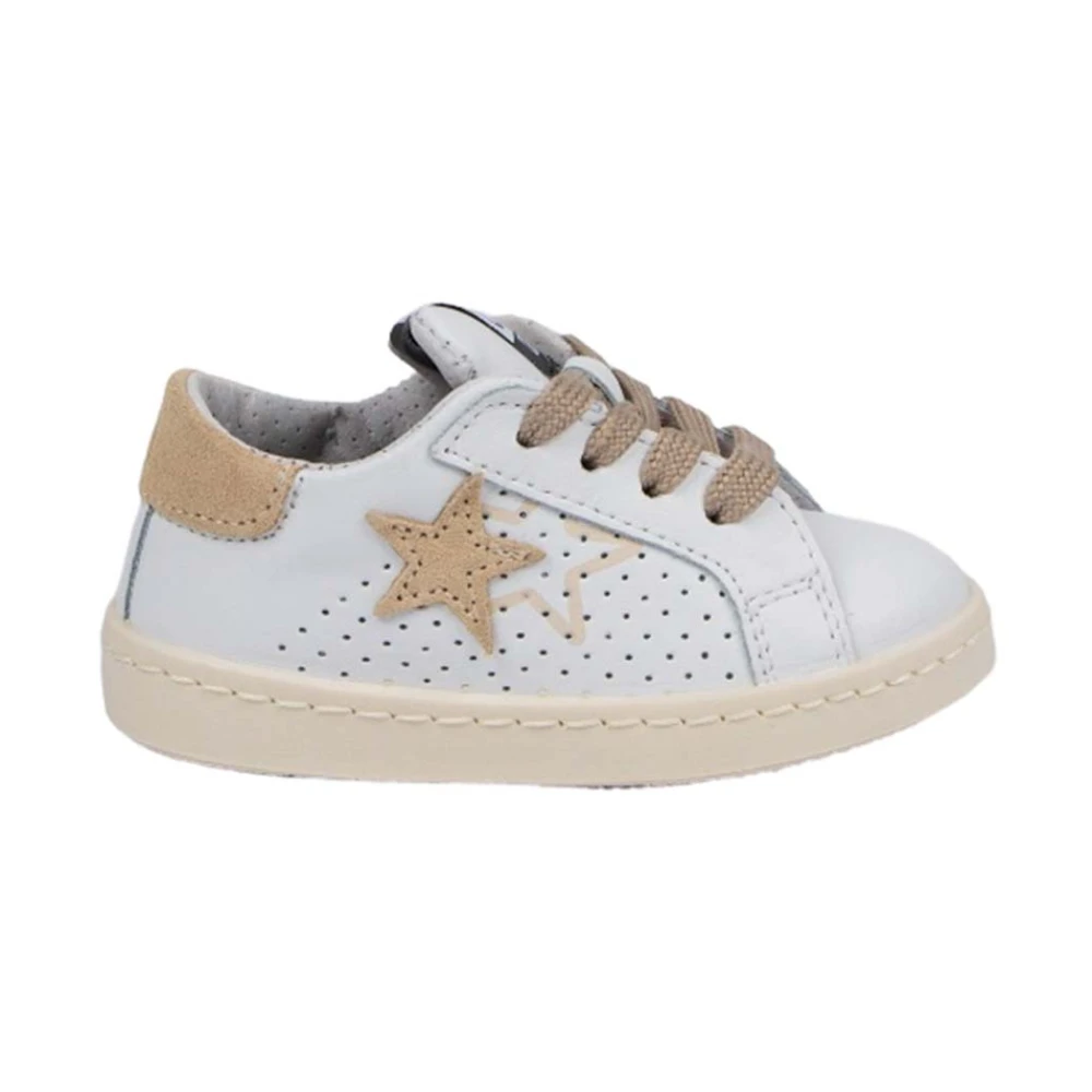 Sneakers bianche e beige perforate